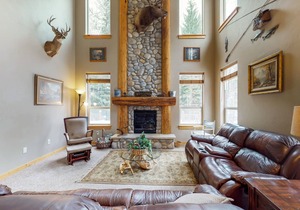 Deluxe dog-friendly cabin w/ pool & hot tub in a convenient location