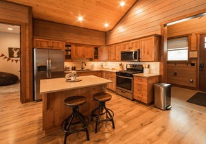 DMR Cabin 5 | One-Level | King & Kid Suite | Max Capacity 7