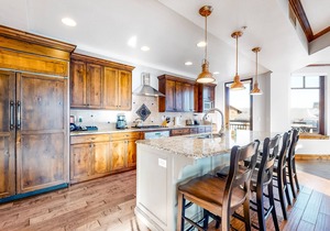 Dreamy ski-in/out retreat with pool & hot tub access, scenic balcony, jetted tub