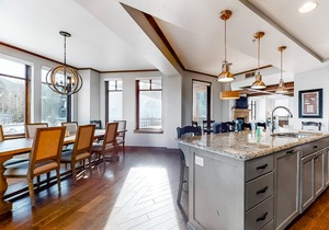Dreamy ski-in/out retreat with pool & hot tub access, scenic balcony, jetted tub
