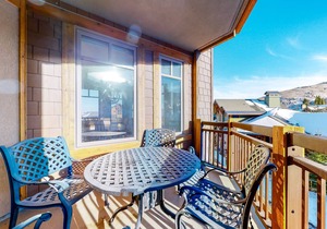 Dreamy ski-in/out retreat with pool & hot tub access, scenic balcony, jetted tub