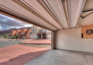 DW7 Spacious Cowboy-Themed Condo near Arches National Park With Hot Tub!