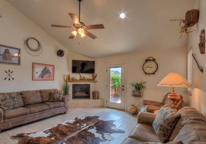 DW7 Spacious Cowboy-Themed Condo near Arches National Park With Hot Tub!