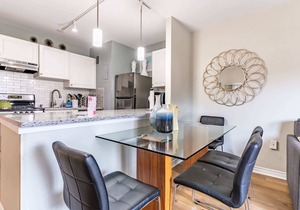 Eclectic Downtown & Cap Hill, King bed, Kitchen