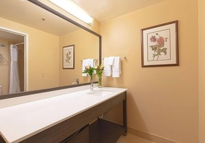 Enjoy Panoramic Wenatchee Valley Views! Convenient Room, Pool, Free Parking!
