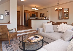 Executive Peaceful mountain retreat! SKI IN/SKI OUT. Mountain Views! Double garagern2 level home