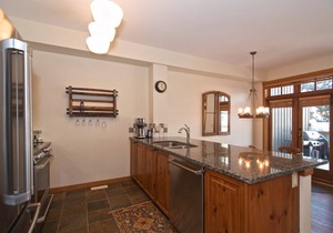 Executive Peaceful mountain retreat! SKI IN/SKI OUT. Mountain Views! Double garagern2 level home