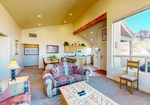 Family-friendly home with mountain view, great locale, seasonal pool & hot tub