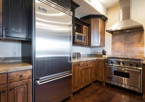 Festive Dates Open! Inviting Ski Condo with Golf Course Views and Grill!
