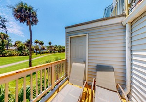 First-floor, dog-friendly condo in golf course setting with back deck & W/D