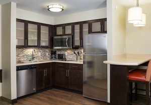 Free Breakfast Buffet. Pool Access. King Suite Near Ohio State University.