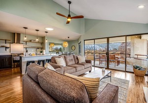 Fully renovated townhome with private hot tub, deck, shared pool, & fast WiFi