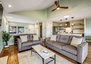 Fully renovated townhome with private hot tub, deck, shared pool, & fast WiFi