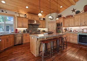 Gorgeous! Hot Tub, Theater Room, Golf Course, A/C, SHARC Passes, Bikes
