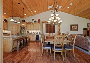 Gorgeous! Hot Tub, Theater Room, Golf Course, A/C, SHARC Passes, Bikes