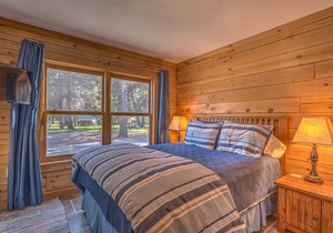 Gorgeous riverfront log cabin, air hockey, near boat launch, BBQ outdoor seating