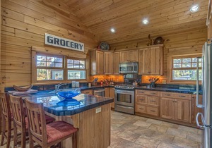 Gorgeous riverfront log cabin, air hockey, near boat launch, BBQ outdoor seating
