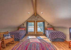 Gorgeous riverfront log cabin, air hockey, near boat launch, BBQ outdoor seating