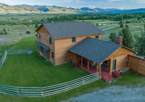 Gorgeous Views, Big Hot Tub, 2 Fireplaces, IR Sauna, Spacious Rooms, Huge Deck