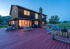 Gorgeous Views, Big Hot Tub, 2 Fireplaces, IR Sauna, Spacious Rooms, Huge Deck