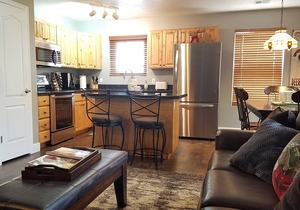 Great Rates! Luxery Condo - Underground Parking