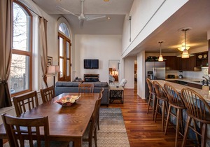 Historical home in Downtown Bozeman w/fireplace & views - Loft in the Rockies on Main Street!