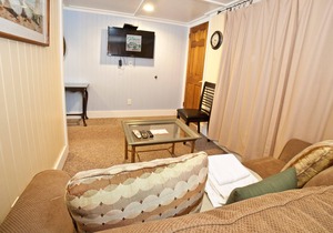Homey Studio Suite w/ WiFi & Free Parking - Near Beach & Attractions