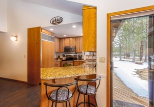 HOOD03 - Remodeled Home, Private, Quiet Setting, Hot Tub