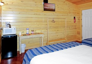 Hotel Style Suite with Two Queen Beds - Minutes from Downtown!