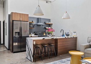 Industrial Loft 5 min to UPMC Shadyside CMU Pitt, sleeps 4