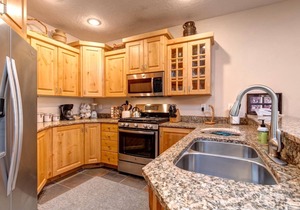 KBM Resorts | Town Pointe | Spacious 1 level, Walk to Main & Town Lift, Private Hot Tub, Parking, Elevator Access, A/C! TPC-102c
