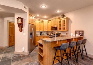 KBM Resorts | Town Pointe | Spacious 1 level, Walk to Main & Town Lift, Private Hot Tub, Parking, Elevator Access, A/C! TPC-102c