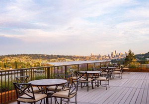 King Suite Near Downtown | Breakfast + Pool Access!