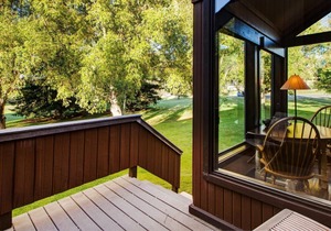 Kings Retreat! Walk to Ski Lifts-Year Round Pool and Hot Tub! Golf Course View!