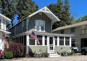 Lakeside OH Cottage, large porch, lake views, steps to park & shopping