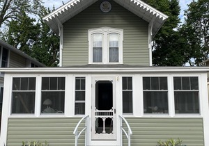 Lakeside OH Cottage, large porch, lake views, steps to park & shopping