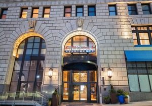 Lavish Downtown Condo with Rooftop Lounge 337