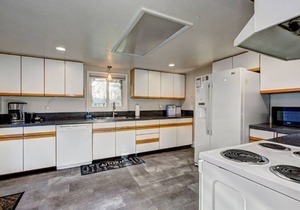 Little Blue Bungalow Pet Friendly, Fenced Yard!