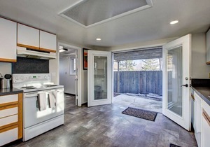 Little Blue Bungalow Pet Friendly, Fenced Yard!