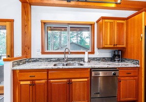 LOST07 - Spacious home, Hot Tub, Gas Fireplace, Ping Pong