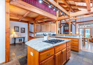 LOST07 - Spacious home, Hot Tub, Gas Fireplace, Ping Pong