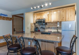 Lovely Second Floor Seventh Mountain Resort Condo DCCA#076