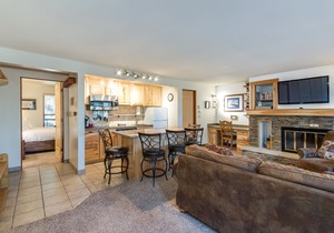 Lovely Second Floor Seventh Mountain Resort Condo DCCA#076