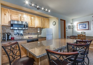 Lovely Second Floor Seventh Mountain Resort Condo DCCA#076