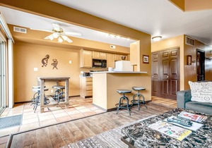 Lovely townhome with shared pool - close to adventure