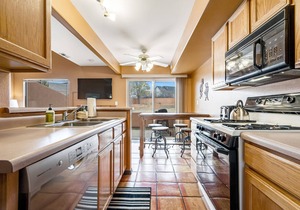 Lovely townhome with shared pool - close to adventure