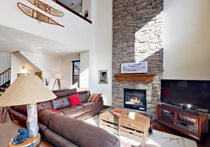 Luxe retreat near the slopes and Main Street with private hot tub