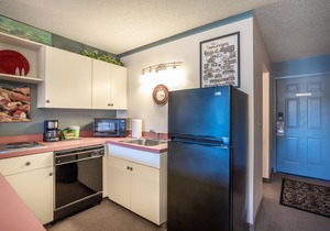 Minutes to Flathead Lake & walking distance to river - Marina Cay Bigfork Studio