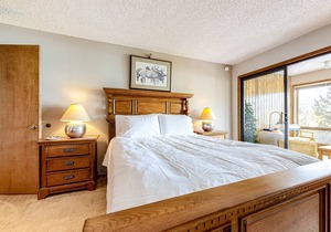 Mountain condo with easy ski access, free WiFi, & views
