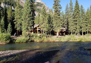 MTNLUX Refuge Creekside Sauna & Hot Tub